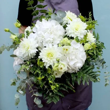 Ramo de hortensias y dahlias blancas