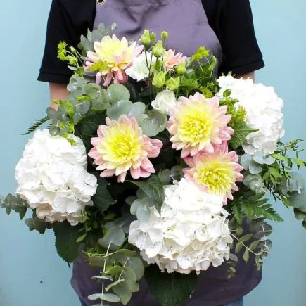 Ramo de hortensias blancas y dahñias rosas