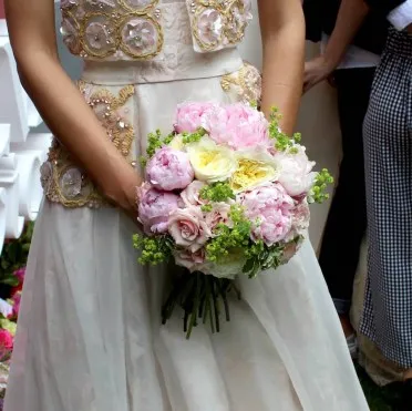 Bouquet de novia de peonias y rosas de jardín