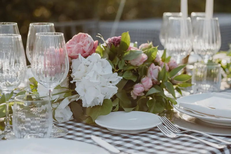 Decoración floral para una boda vichy de verano